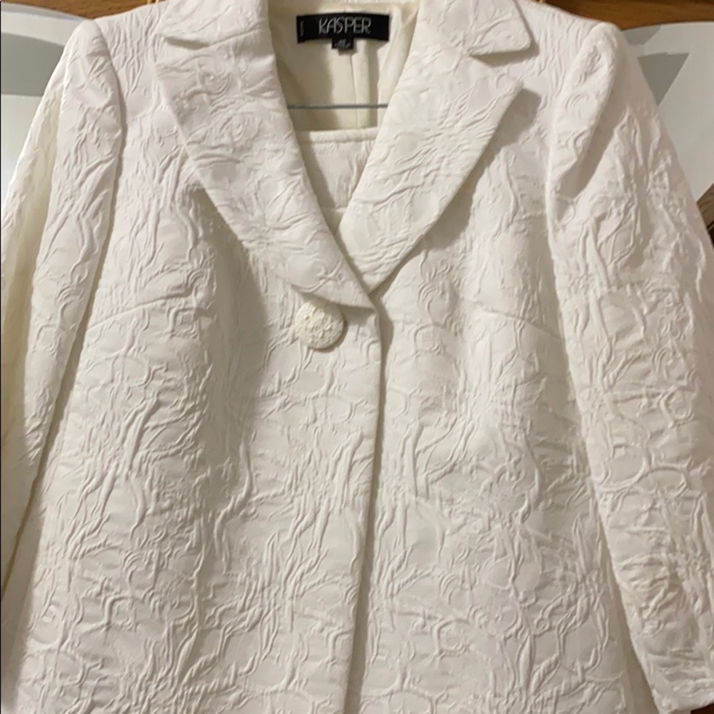 Classy Kasper 3 piece Suit
